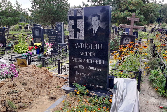Вертикальный чёрный памятник с крестом